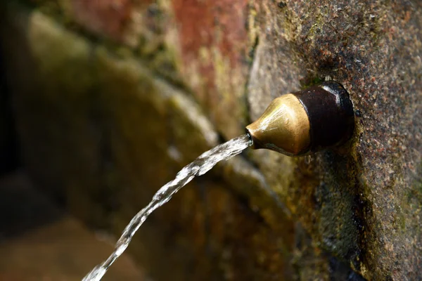 Fonte de água no jardim — Fotografia de Stock