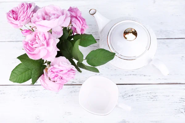 Breakfast tea with  teapot of fresh pink garden roses — Stock Photo, Image