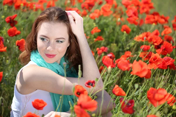 Beautiful young woman in poppy field — Stock Photo, Image