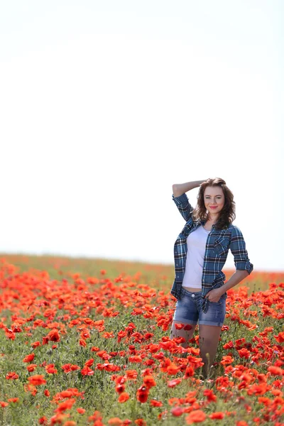 Красивая молодая женщина на маковом поле — стоковое фото