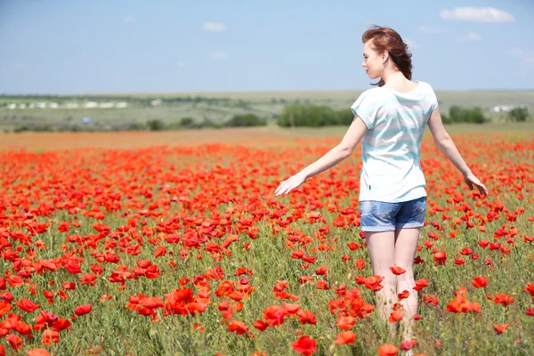 Hermosa joven en el campo de amapola —  Fotos de Stock