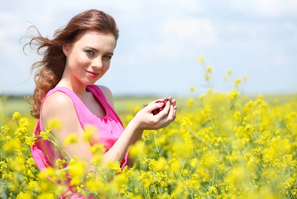 Hermosa joven con cerezas en el campo —  Fotos de Stock