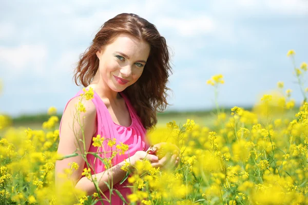 Mulher bonita com cerejas no campo — Fotografia de Stock