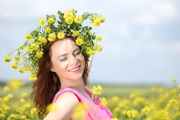 Belle jeune femme dans le champ de fleurs — Photo