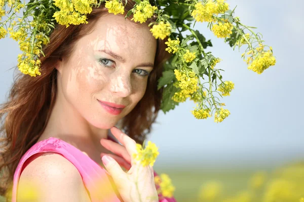 Vacker ung kvinna blomma fältet — Stockfoto