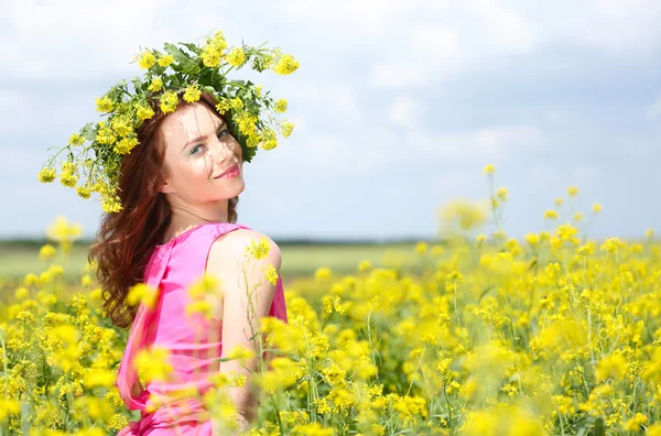 Красива молода жінка в квітковому полі — стокове фото
