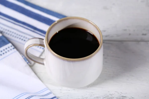 Kopp med varmt kaffe på färg trä bakgrund — Stockfoto