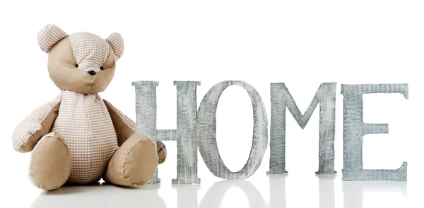 Letras decorativas que forman la palabra HOME con oso de peluche aislado en blanco —  Fotos de Stock