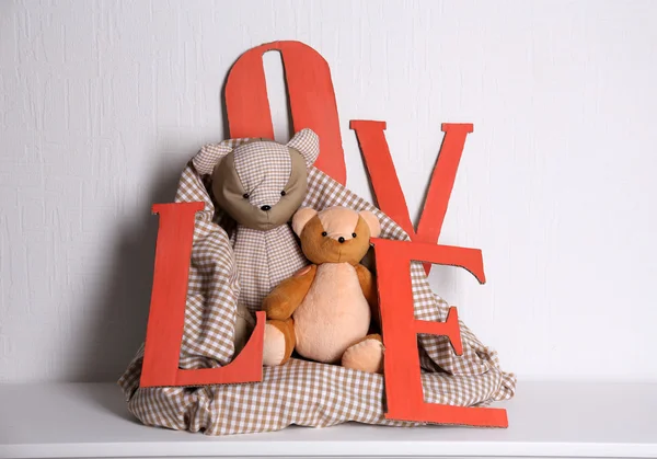 Letras decorativas formando palabra AMOR con oso de peluche sobre fondo de pared —  Fotos de Stock