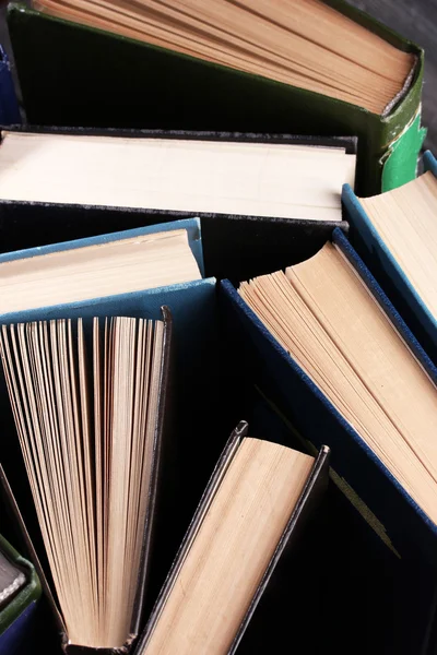 Coloridos libros en tapa dura y en rústica, primer plano — Foto de Stock