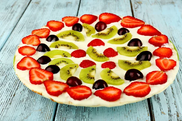 木製のテーブルに果物と自家製の甘いピザをクローズ アップ — ストック写真