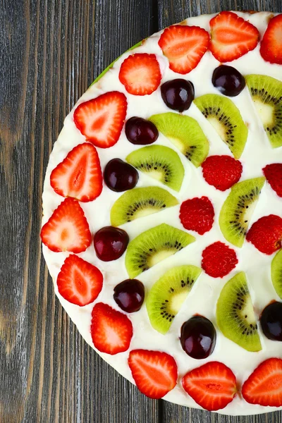 Homemade sweet pizza with fruits on wooden table, close up — Stock Photo, Image