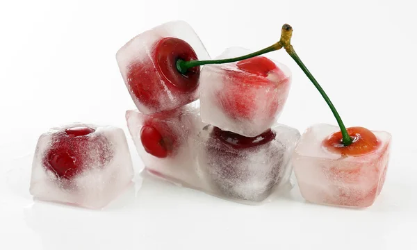 Cereza en cubo de hielo aislada en blanco — Foto de Stock