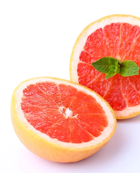 Grapefruity s polovinou izolované na bílém — Stock fotografie