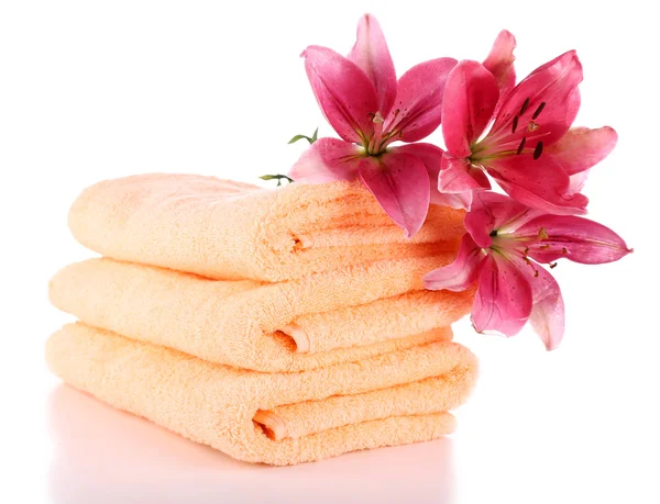 Kleur handdoeken en lily bloemen, geïsoleerd op wit — Stockfoto