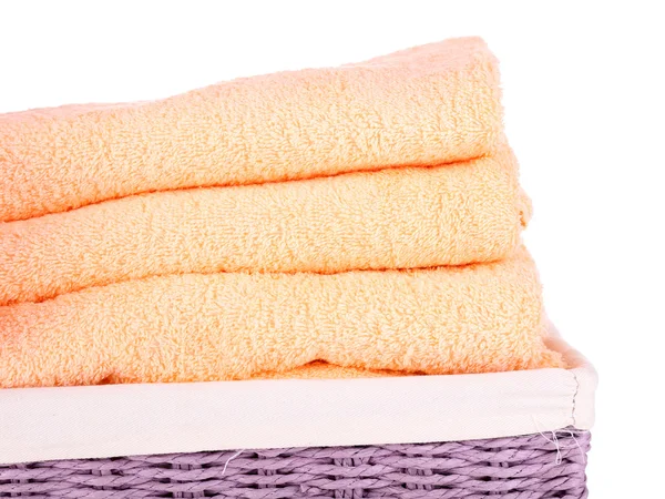 Farbige Handtücher im Weidenkorb, isoliert auf weiß — Stockfoto