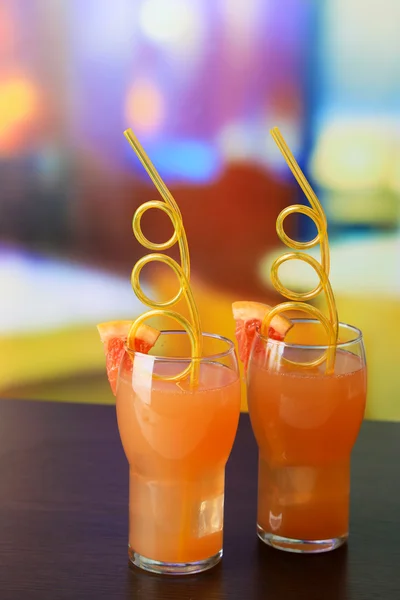 Grapefruit-Cocktail mit Cocktail-Stroh auf hellem Hintergrund — Stockfoto