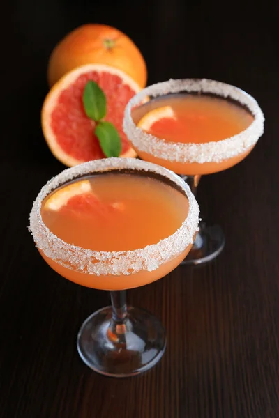 Grapefruit cocktail in bril op houten achtergrond — Stockfoto