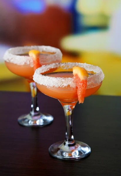 Grapefruit cocktail in glasses on bright background — Stock Photo, Image