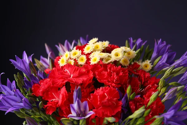 Krásné kytice, na tmavě modrém pozadí — Stock fotografie