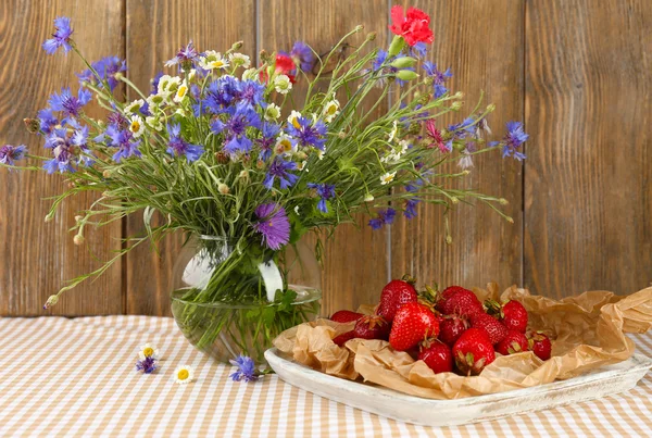 Krásná kytice ve váze na stole — Stock fotografie