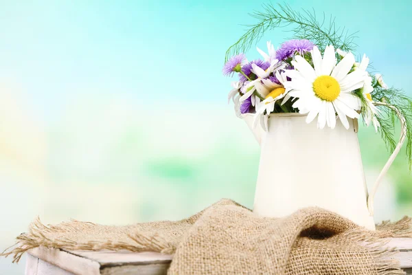 Boeket van kleurrijke bloemen in decoratieve vaas, op tafel, op lichte achtergrond — Stockfoto