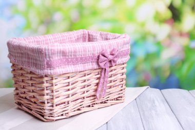 Boş sepet parlak zemin üzerine ahşap tablo