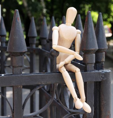 açık havada çit ahşap poz kukla