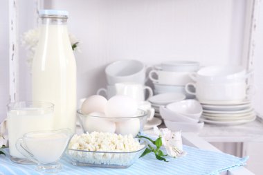 Natürmort tablo lezzetli süt ve süt ürünleri ile