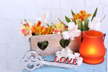 açık renkli ahşap stand üzerinde çiçekli parlak simge lamba