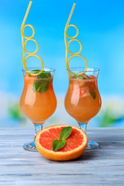 Greyfurt parlak zemin üzerine kokteyl saman kokteyli