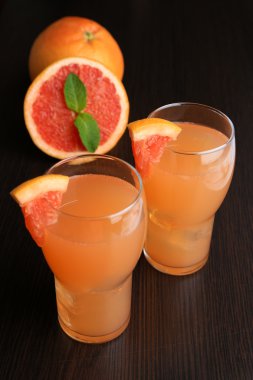 Greyfurt kokteyl gözlük ahşap zemin üzerinde