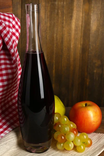 Красивый натюрморт с бутылкой вина — стоковое фото