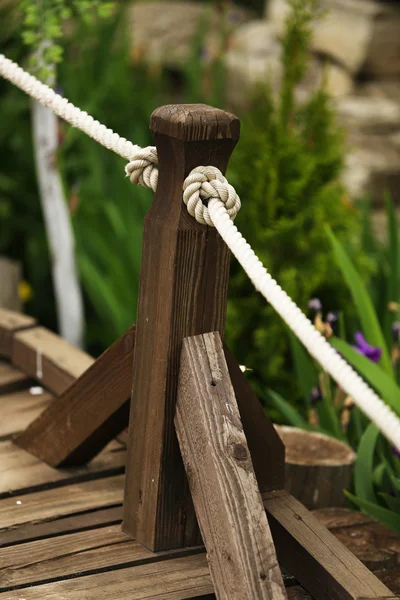 Oud houten hek in de tuin — Stockfoto