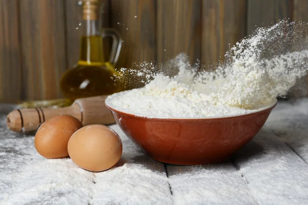 Mąka w misce na stole na drewniane tła — Zdjęcie stockowe