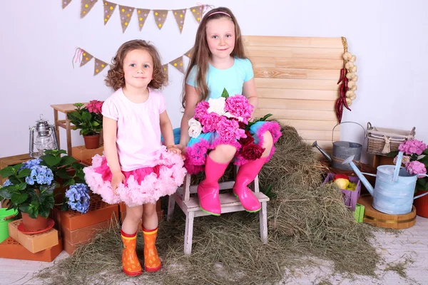 Hermosas Niñas Pequeñas Faldas Pequeñas Con Flores Fondo Estilo Rústico —  Fotos de Stock