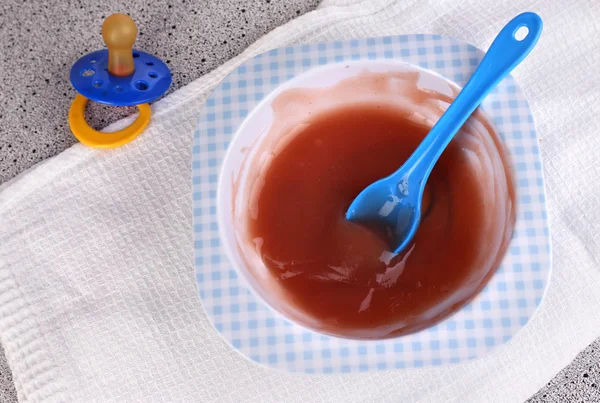 Comida de bebê na mesa de perto — Fotografia de Stock