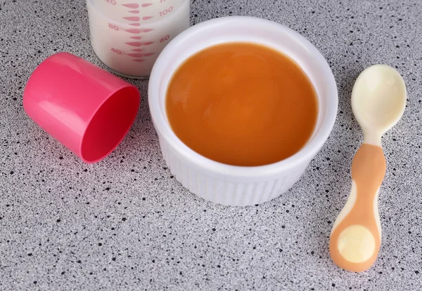 Comida para bebés y leche en la mesa de cerca — Foto de Stock