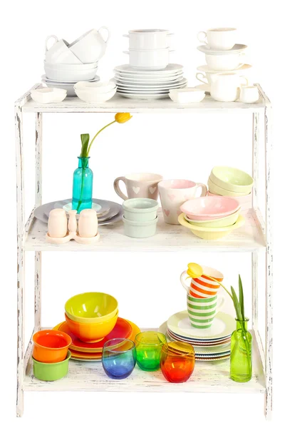 Різні посуд на полиці, ізольовані на білому — стокове фото