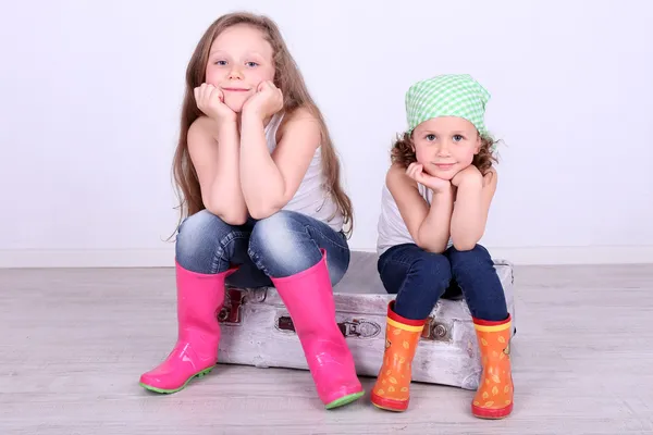 Belles Petites Filles Assises Sur Une Valise Sur Fond Mur — Photo