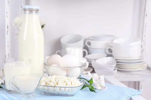 Stilleben med välsmakande mejeriprodukter på tabell — Stockfoto