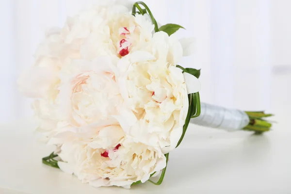 Beautiful wedding bouquet on table on light background — Stock Photo, Image
