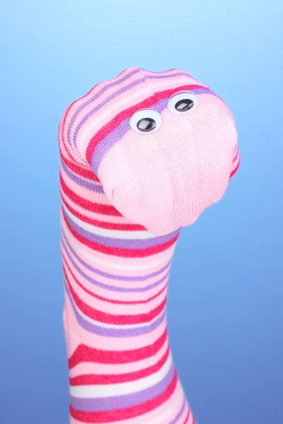 Linda marioneta de calcetín sobre fondo azul — Foto de Stock