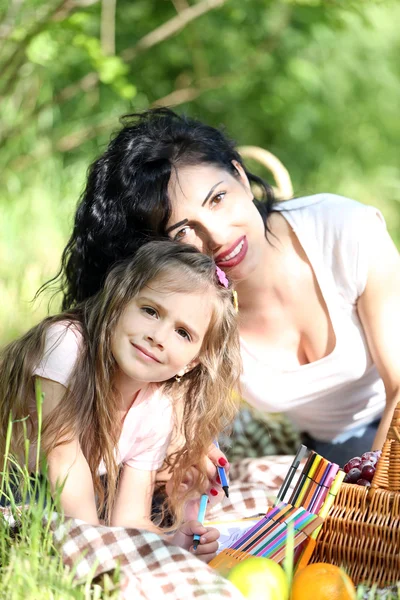 Glad mamma och dotter. picknick i den gröna parken — Stockfoto