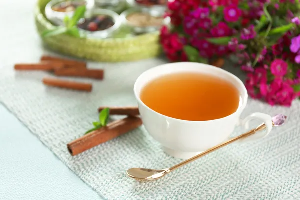 Tazza di gustoso tè verde sul tavolo — Foto Stock