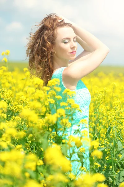 Mooie jonge vrouw in bloem veld — Stockfoto