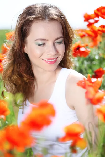 Mulher bonita no campo de papoula — Fotografia de Stock