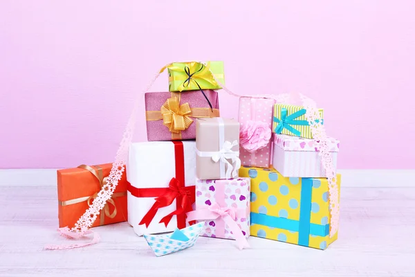 Muitos presentes de aniversário no quarto — Fotografia de Stock