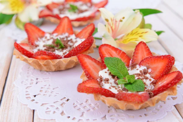 Leckere Törtchen mit Erdbeeren auf dem Tisch aus nächster Nähe — Stockfoto