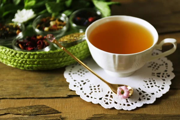 Tazza di gustoso tè verde sul tavolo — Foto Stock